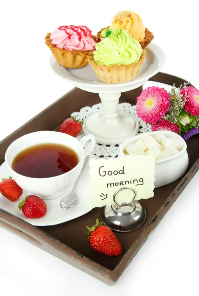 Taza de té con pasteles en bandeja de madera aislada en blanco — Foto de Stock