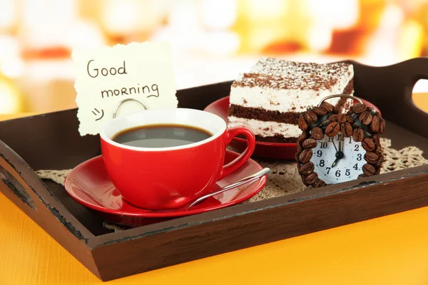 Tazza di tè con torte su vassoio di legno sul tavolo in camera — Foto Stock