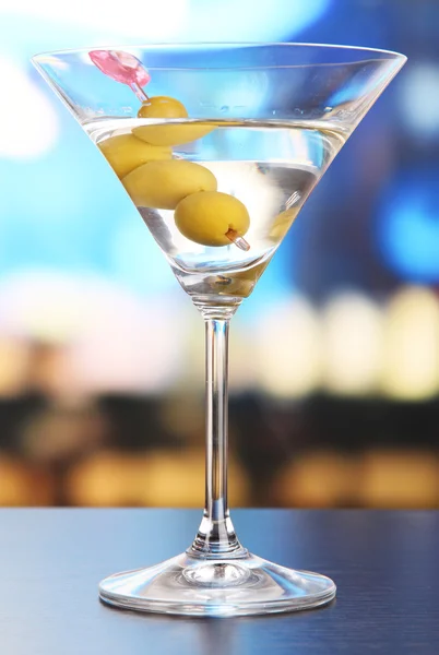 Martini avec olives vertes sur la table dans le bar — Photo