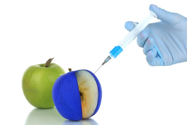 Injection dans une pomme isolée sur du blanc — Photo