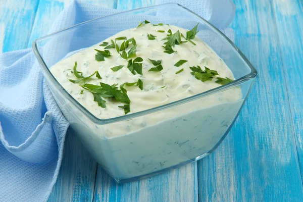 La crema agria en la escudilla a la mesa el primer plano — Foto de Stock