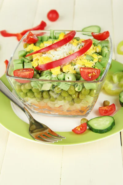 Ízletes saláta, friss zöldségekkel, a fából készült asztal — Stock Fotó