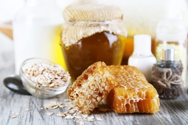 Miel y leche spa con aceites y miel en la mesa de madera primer plano —  Fotos de Stock