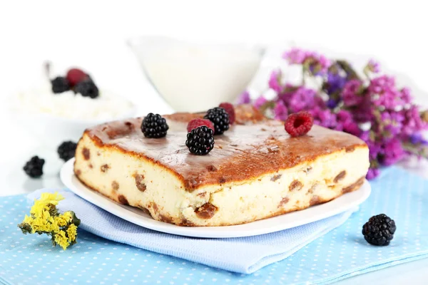 Kaas braadpan met rozijnen op plaat op servet geïsoleerd op wit — Stockfoto