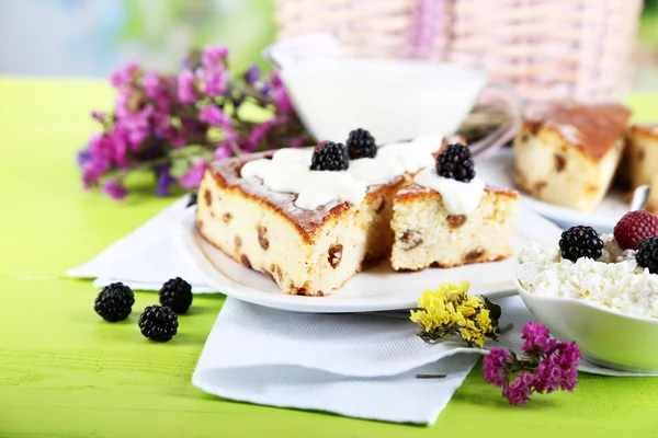 Käseauflauf mit Rosinen auf Teller auf Serviette auf Holztisch Großaufnahme — Stockfoto