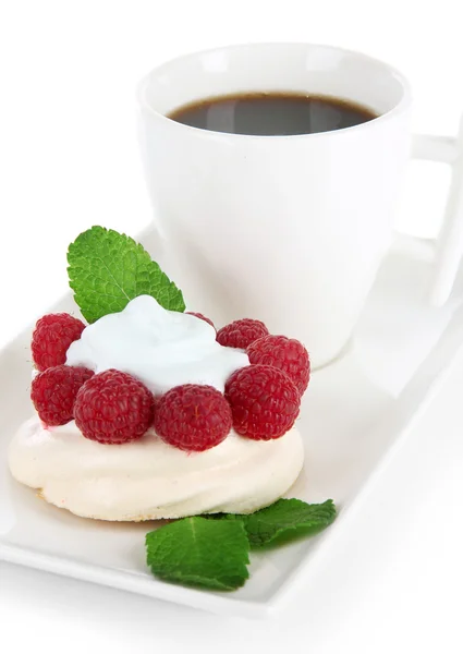 Sabroso pastel de merengue con bayas y taza de café, aislado en blanco —  Fotos de Stock