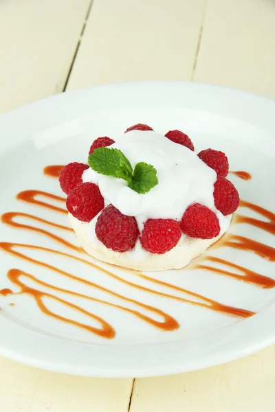 Вкусный безе торт с ягодами на деревянном столе — стоковое фото
