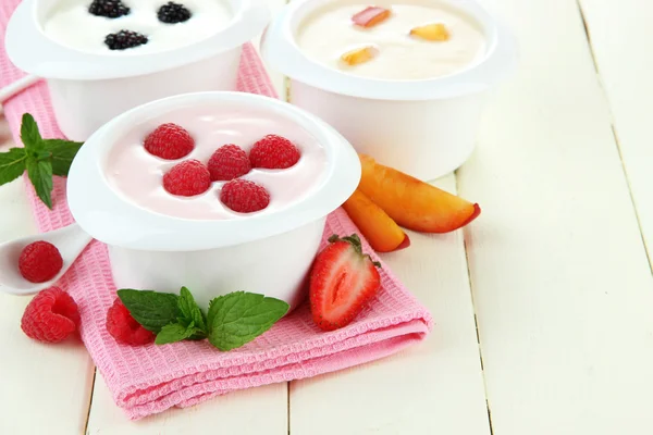 Pyszny jogurt z owoców i jagód na stół szczegół — Zdjęcie stockowe