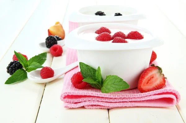 Finom joghurt, gyümölcsök és bogyók a táblázat közelről — Stock Fotó