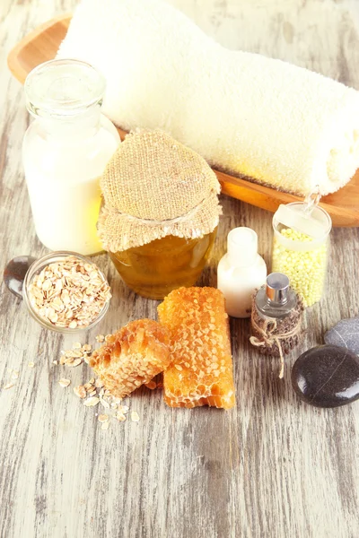 蜂蜜和牛奶水疗油和蜂蜜上木表特写 — 图库照片