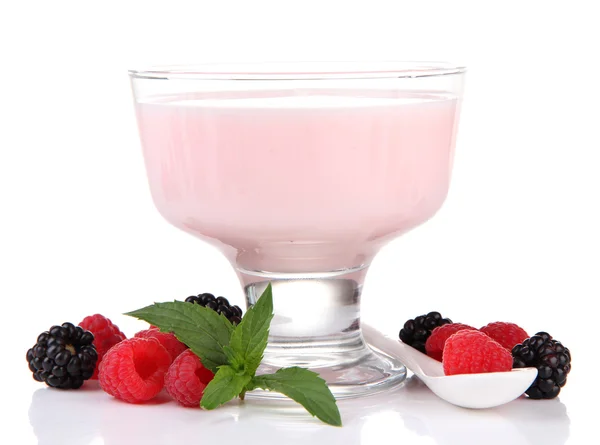 Смачний йогурт з ягодами ізольовані на білому — стокове фото