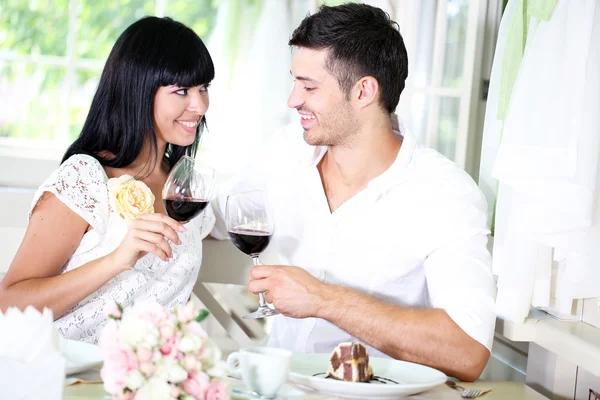 Hermosa pareja teniendo una cena romántica en el restaurante Fotos de stock libres de derechos