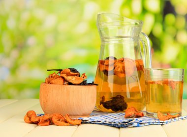 karışık kuru meyve kase ve doğal zemin üzerine ahşap masa üzerinde kurutulmuş meyve kompostosu