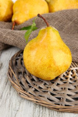 Tablo yakın çekim üzerinde sulu armut