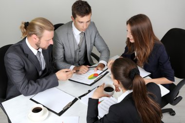 Grup birlikte toplantı olan iş adamları