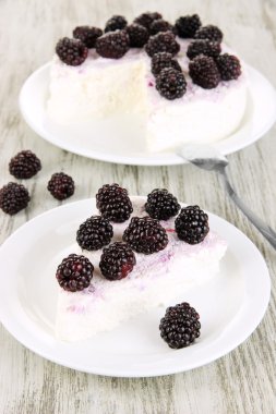 Cheesecake ahşap masa portre üzerinde beyaz tabak taze çilek ile