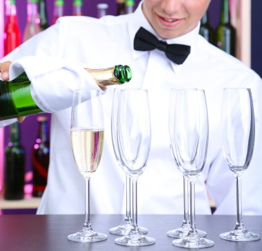 Barmen şampanya gözlük içine yağıyor