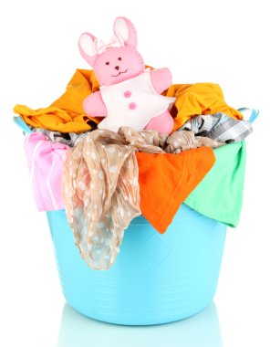 beyaz izole mavi çamaşır sepeti