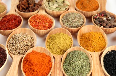 tahta kaşıklar, baharat çeşitleri