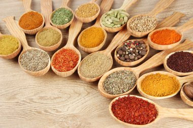 tahta kaşıklar ahşap zemin üzerine baharat çeşitleri