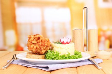 tavuk kiev üzerinde kruton parlak zemin üzerine ahşap masa üzerinde patates püresi ile