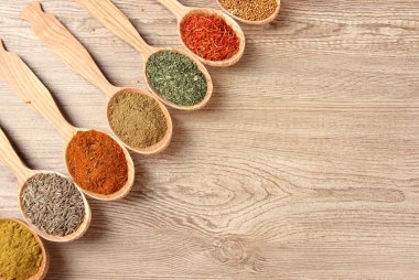 tahta kaşıklar ahşap zemin üzerine baharat çeşitleri