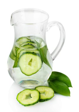 salatalık ve üzerinde beyaz izole sürahi buz ile soğuk su