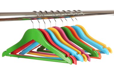 beyaz izole renkli elbise askıları