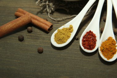 baharat beyaz kaşıkları ve ahşap zemin üzerinde kase çeşitleri