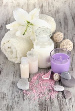 ahşap masa yakın çekim yapma lily ile güzel bir spa ayarı