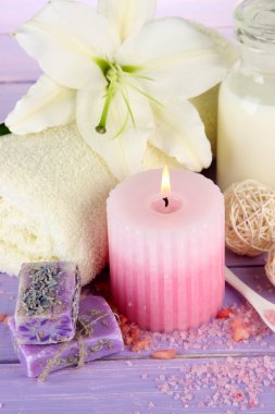 ahşap masa yakın çekim yapma lily ile güzel bir spa ayarı