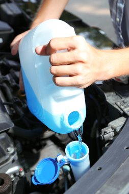 adam dökülen sıvı gözlük için araba yıkama