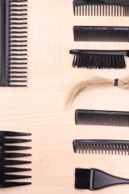 Tablo yakın çekim üzerinde siyah taraklar