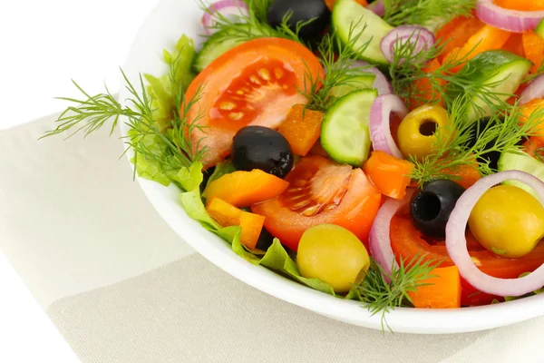 Ensalada fresca en plato de cerca — Foto de Stock