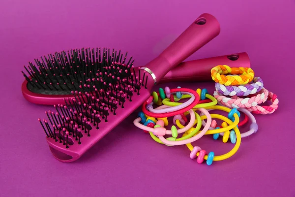 Scrunchies, brosse à cheveux et cheveux - clip sur fond rose — Photo