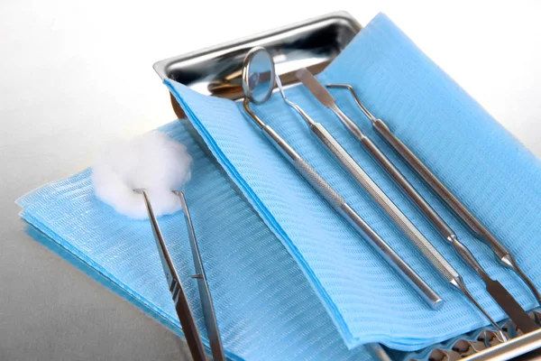 Инструменты стоматолога на сером столе крупным планом — стоковое фото