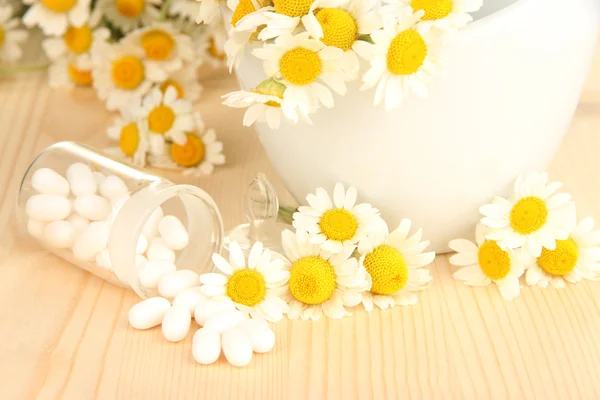 Květy heřmánku medicínu na dřevěný stůl — Stock fotografie