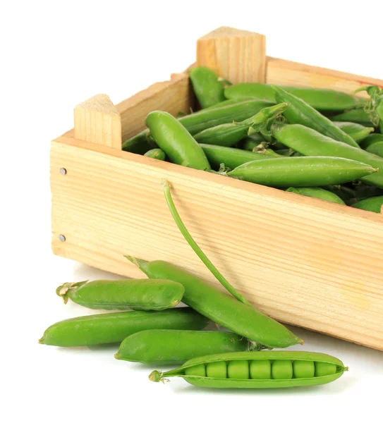 Piselli verdi dolci in scatola di legno isolato su bianco — Foto Stock