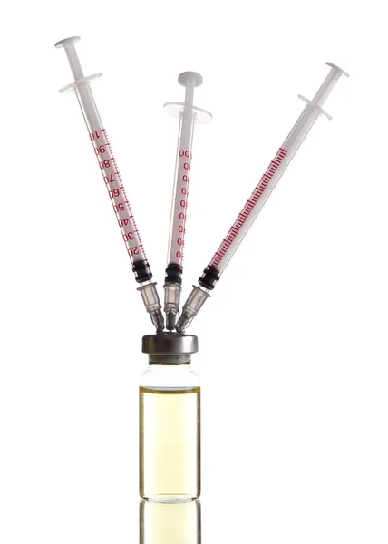 Frascos médicos e seringas isoladas em branco — Fotografia de Stock