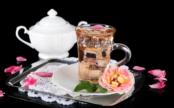 Copa de vidrio de té helado de rosa de té en bandeja metálica en servilleta sobre fondo negro —  Fotos de Stock