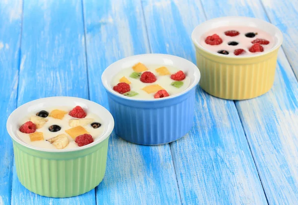 Läckra yoghurt med frukt på tabell närbild — Stockfoto