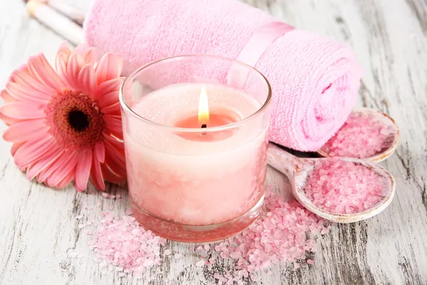 Hermoso entorno de spa con vela rosa y flor sobre fondo de madera —  Fotos de Stock