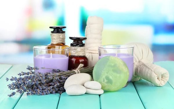 Natureza morta com vela de lavanda, sabão, bolas de massagem, sabão e lavanda fresca, sobre fundo brilhante — Fotografia de Stock