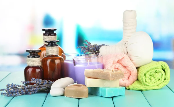 Stillleben mit Lavendelkerze, Seife, Massagekugeln, Seife und frischem Lavendel, auf hellem Hintergrund — Stockfoto