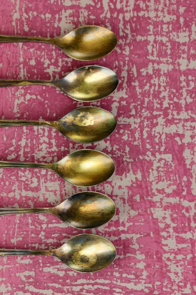 Vintage-Metalllöffel auf Holztisch in Großaufnahme — Stockfoto