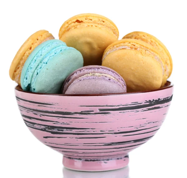 Macarons dans un bol isolé sur blanc — Photo