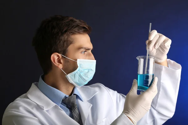 Joven científico de laboratorio trabajando en laboratorio —  Fotos de Stock