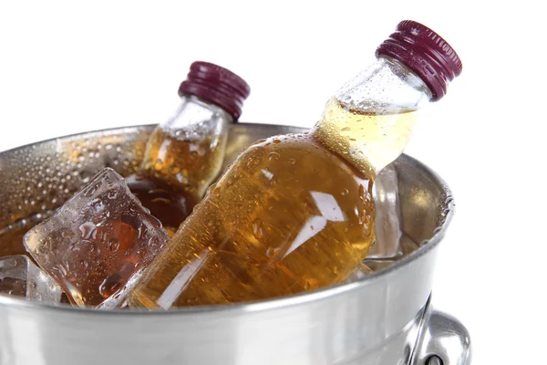 Minibar botellas en cubo con cubitos de hielo, aislado en blanco — Foto de Stock