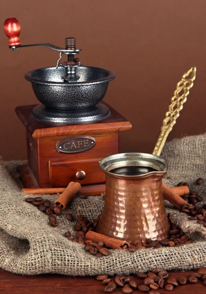 Metal turk e grãos de café em fundo marrom — Fotografia de Stock