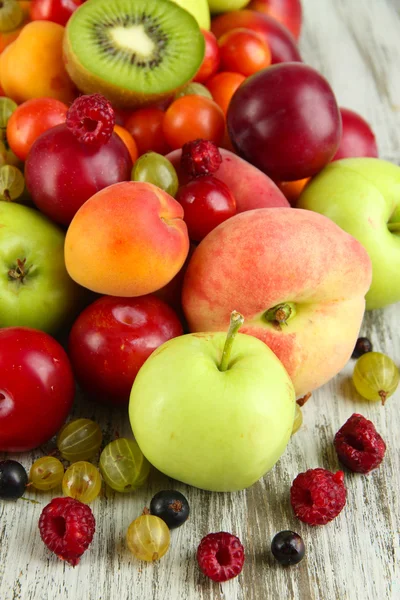 Assortment of juicy fruits, on wooden background — Stock Photo, Image